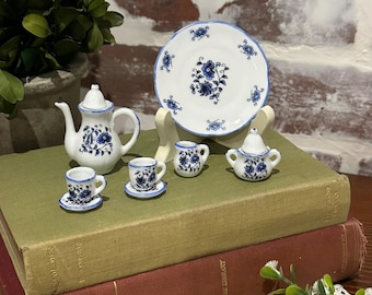 Juego de té miniatura de porcelana de 10 piezas, tamaño muñeca, con diseño floral azul y blanco / Juego de té infantil vintage / Juguetes para niños / Coleccionable
