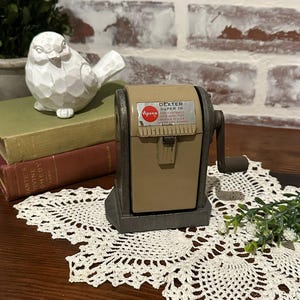 Apontador de lápis manual vintage Dexter Super 10 da Apsco | Apontador de lápis de parede | Material escolar para escritório e biblioteca | Adereço de filme