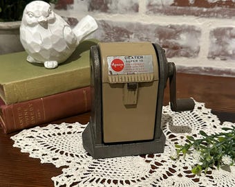Vintage Dexter Super 10 von Apsco Handbuch Hand Bleistift Anspitzer | Wandhalterung Bleistiftspitzer | Büro Bibliothek Schule Versorgung | Filmrequisite