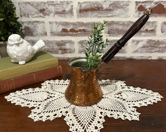 Cafetera turca vintage de cobre y latón martillado, hecha a mano, con mango de madera, acabado patinado, decoración de cocina vintage, cafetera de cocina.