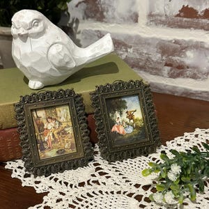 Par de miniaturas de cuadros italianos vintage de seda enmarcadas en un marco de latón ornamentado para colgar en la pared con cubierta de cristal / Hecho en Italia / Decoración vintage para el hogar