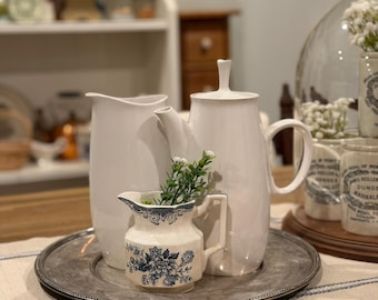 Jarra de crema de porcelana vintage azul/blanca Staffordshire Kensington Ironstone con craquelado y estampado floral azul Balmoral. Hecha en Inglaterra / Porcelana fina.