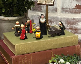 Conjunto de figuras de monjas de madera en miniatura pintadas a mano, estilo vintage, de la marca Shackman, que representan a una orquesta tocando instrumentos musicales / Hecho en Japón / Monjas de madera