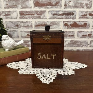 Handgjord saltlåda i vintagestil med lyftbart lock och dekorativ spärr | Lantgård | Primitiv rustik kryddlåda för kök | Shabby Chic
