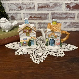 Théière et sucrier en forme de maison de récolte de Houston sur le thème du chalet du Père Noël | maison vintage de style victorien peinte à la main | Décoration d'intérieur