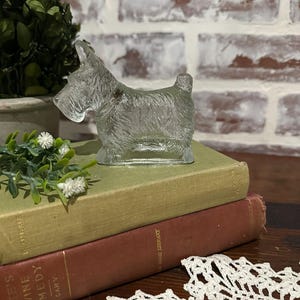 Vintage Scottish Terrier Dog Glass Figurine | Schnauzer Dog Figurine | Animal Figurine | Pet Lover Gift | Vintage Decor | Unique Gift