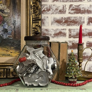 Conjunto Vintage de Cortadores de Biscoito de Alumínio com Cabos para as Festas - Escolha entre Biscoito de Gengibre, Papai Noel, Árvore de Natal, Peru, Sino, Anjo e Boneco de Neve.
