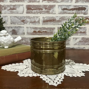 Rund blomkruka i massiv mässing | Rund hink i mässing | Kruka i blommönster | Hem- och trädgårdsdekor i mässing