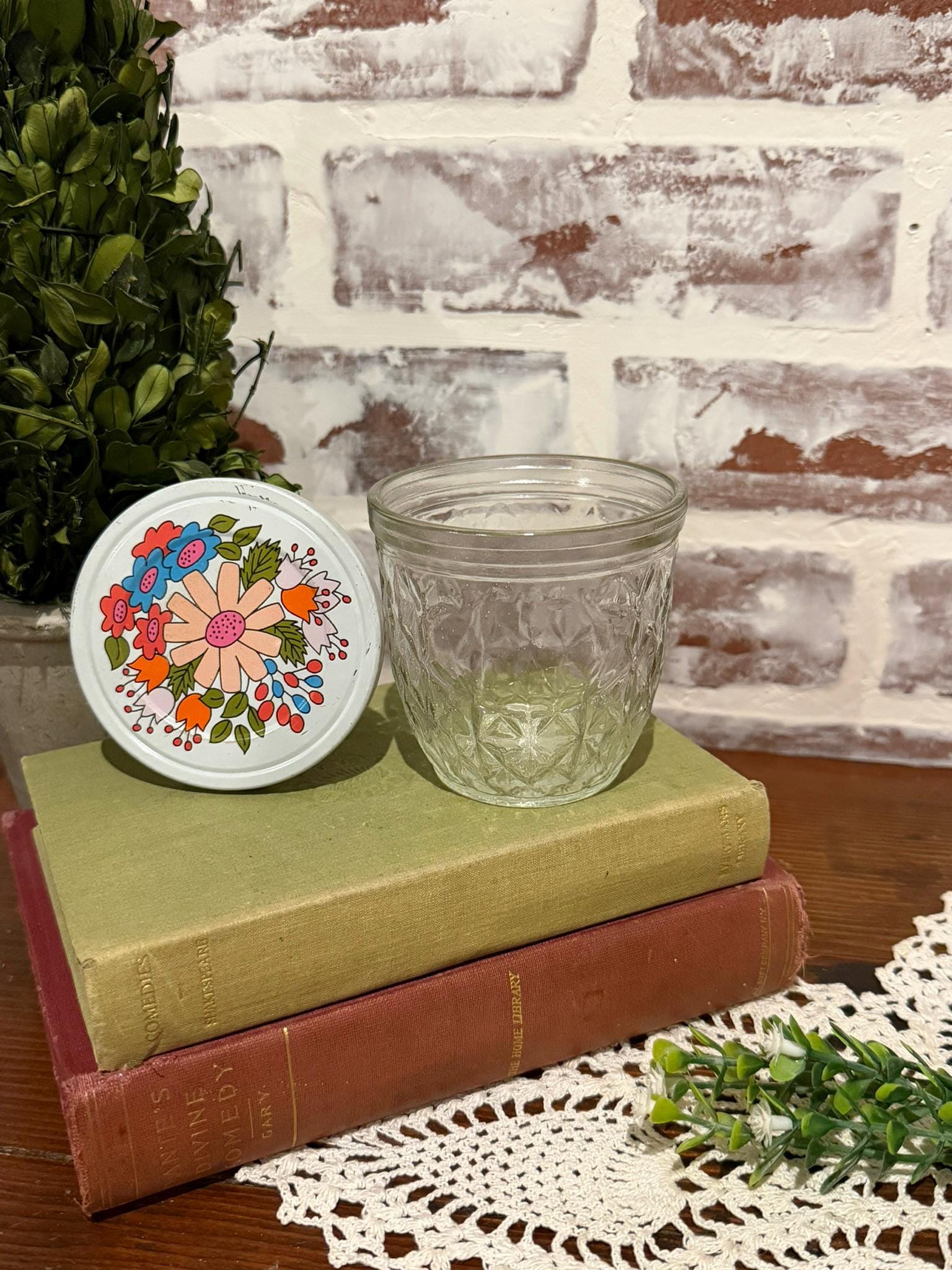 Eternal Quilted Ball Case ［WHITE］ Vintage Ball Quilted Crystal Glass Jars W/ Flower Design Metal