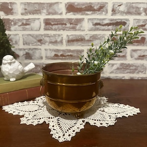 Maceta vintage redonda de latón con patas y asas de cabeza de león / Decoración vintage para el hogar / Maceta de cobre / Decoración de jardín / Latón vintage