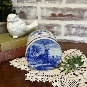 Vintage Lente Blue & White Holland Windmill Tin Can w/ Lid | Round Tin Can | Delft Blue Farmhouse Country Cottage Kitchen Decor