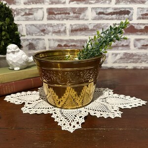 Vaso rotondo vintage in ottone massiccio goffrato Hosley con manici per fiori / Secchio rotondo in ottone / Vaso con design floreale / Decorazioni in ottone per la casa e il giardino