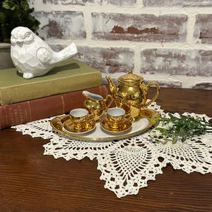 Juego de té en miniatura de porcelana dorada de 8 piezas con detalles blancos / Juego de té infantil vintage / Juguetes para niños / Coleccionable / Mini juego de té para fiestas