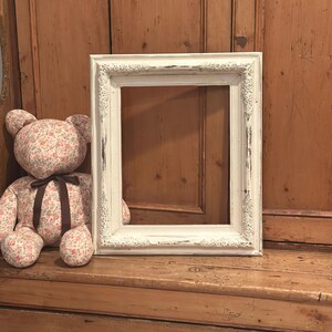 Marco de fotos de madera blanqueada envejecida pintado a mano con ribete floral / Decoración para el hogar estilo shabby chic, campestre francés, casa de campo o cabaña