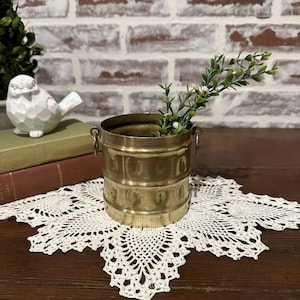 Vintage massief messing mini bloempot vaas met handgrepen | Gehamerd ontwerp | Bloemenvaas | Vintage messing decoratie | Woondecoraties | Kan voor meerdere doeleinden worden gebruikt