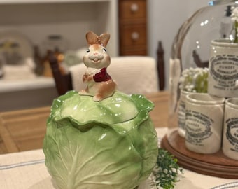 Pote de biscoitos vintage Metlox Poppytrail em formato de folha de repolho verde com tampa pintada à mão com desenho de coelho | Decoração de Páscoa e Primavera