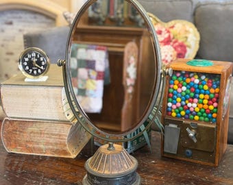 Espejo de mesa ovalado extragrande de 21 pulgadas, estilo vintage, con espejo de tocador giratorio de doble cara y detalles de corona ornamentada, base de madera y latón.