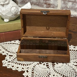 Lote de bloques de sellos de goma de madera con letras y números para máquina de escribir, con caja de madera, para álbumes de recortes, sellos para diario y manualidades.