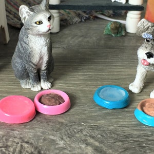 Futternapf mit Wasser und Futter gefüllt, dazu 3 Leckerli für den Hund oder die Katze in Miniatur 1zu12