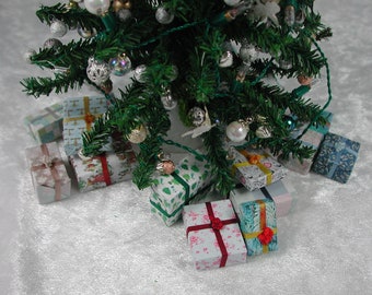 Gifts under the Christmas tree, Christmas tree for the Christmas decoration in 1:12, for the dollhouse, Dollhouse Miniatures,