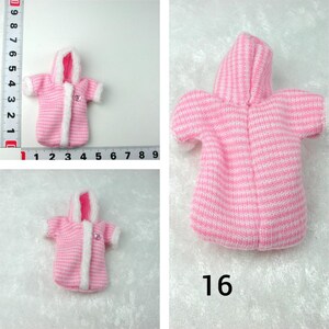 Puede incluir: Traje de mu&ntilde;eca con capucha a rayas rosa y blancas con ribete de piel blanca. El traje mide aproximadamente 10 cm de largo.
