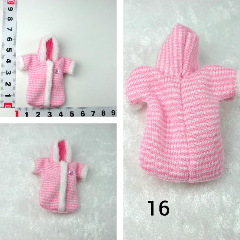 Puede incluir: Traje de mu&ntilde;eca con capucha a rayas rosa y blancas con ribete de piel blanca. El traje mide aproximadamente 10 cm de largo.