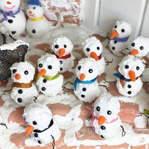 Schneemann in Miniatur für die Puppenstube