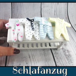 Pijamas y sacos de dormir para bebé cosidos a mano en escala 1:12: una preciosa moda en miniatura fácil de poner y quitar. imagen 1
