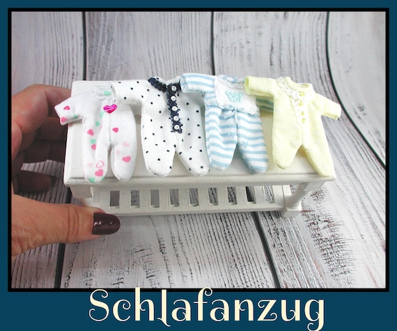 Handgenähte Baby Schlafanzüge & Schlafsäcke im Maßstab 1:12 – Liebevolle Miniaturmode zum einfachen An- und Ausziehen