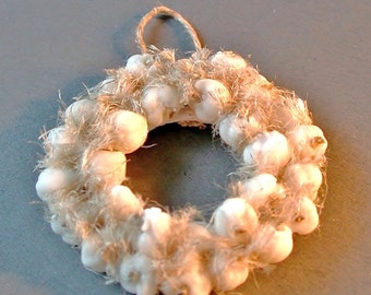 Dollhouse Miniatures, Modelierter garlic, in miniature to a garlic wreath processed for the doll's house, on scale 1:12