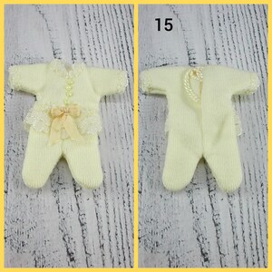Pijamas y sacos de dormir para bebé cosidos a mano en escala 1:12: una preciosa moda en miniatura fácil de poner y quitar. 15