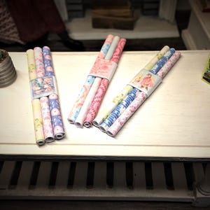 3 Geschenkpapierrollen in Folie in Miniatur für das Puppenhaus