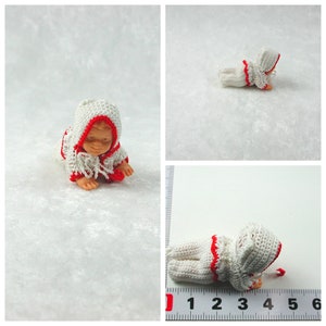 Verschieden bekleidete Babypuppen in Miniatur 1:12 Strampler weiß rot