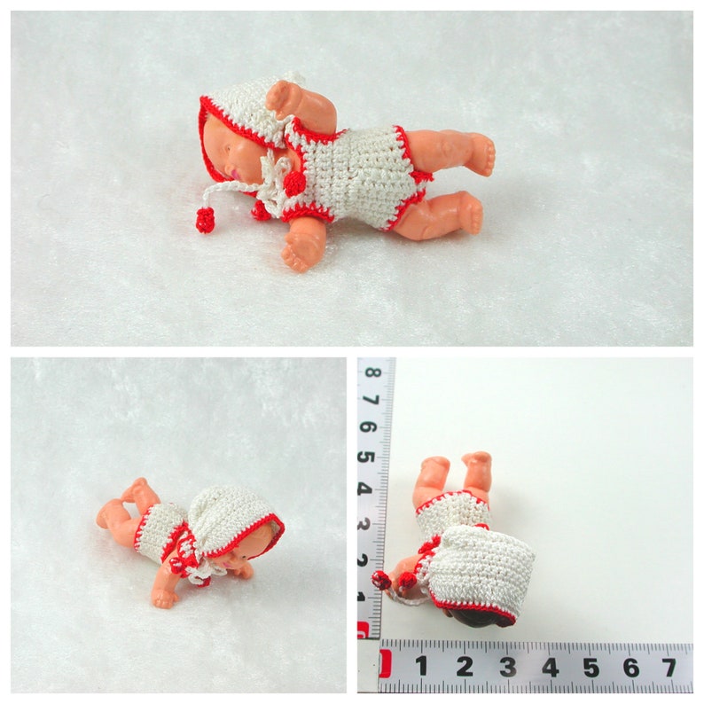 Verschieden bekleidete Babypuppen in Miniatur 1:12 krabbelt in weiß rot