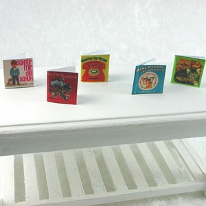 Kleine Kinderbücher für das Puppenhauskind zum vorlesen, in  Miniatur 1:12,