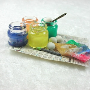 Eier färben, eine kleine Szene in Miniatur für die Puppenstube