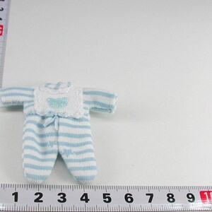 Pijamas y sacos de dormir para bebé cosidos a mano en escala 1:12: una preciosa moda en miniatura fácil de poner y quitar. imagen 8