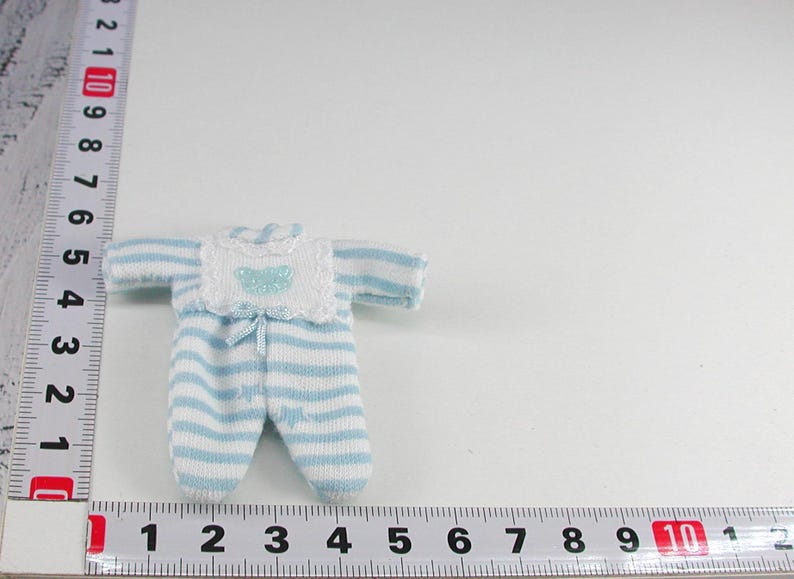 Pijamas y sacos de dormir para bebé cosidos a mano en escala 1:12: una preciosa moda en miniatura fácil de poner y quitar. imagen 8