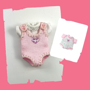Body mit Hemdchen für das Baby, Kleidung, Maßstab 1:12