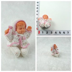 Verschieden bekleidete Babypuppen in Miniatur 1:12 sitzend weiß rosa