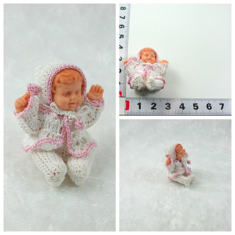 Verschieden bekleidete Babypuppen in Miniatur 1:12 sitzend weiß rosa