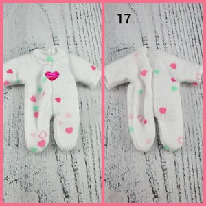 Pijamas y sacos de dormir para bebé cosidos a mano en escala 1:12: una preciosa moda en miniatura fácil de poner y quitar. 17
