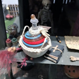 Garrafa de vidro decorada para bruxa, alquimista ou bruxo em miniatura 1:12