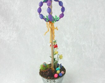 Eierbaum, Frühlingsbote zu Ostern, Lila Eier, Kaiserkrone und Osterglocken in Miniatur für die Puppenstube