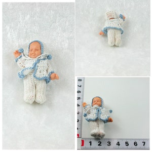 Verschieden bekleidete Babypuppen in Miniatur 1:12 Strampler  weiß blau