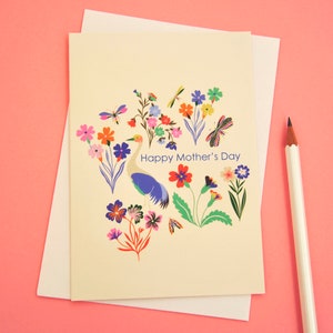 Tarjeta de felicitación bastante feliz del día de la madre