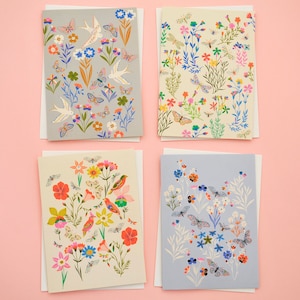 Set mit 4 Schmetterlingen, Vögeln und Bienen illustrierten Grußkarten