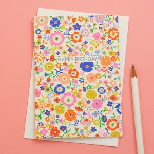 Carte de voeux florale colorée de joyeux anniversaire