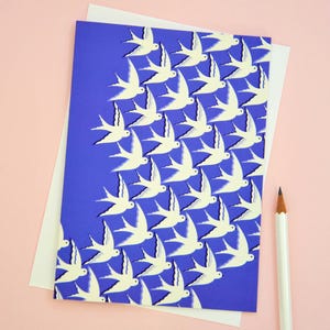 Cartão de felicitações azul com pássaros em voo / Em branco por dentro / Cartão de aniversário