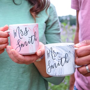 Sr. y Sra. Mugs - Regalo de tazas de boda - Tazas a juego para parejas - Tazas de ella y de ella - Él y sus tazas - Tazas de mármol - Tazas con nombres